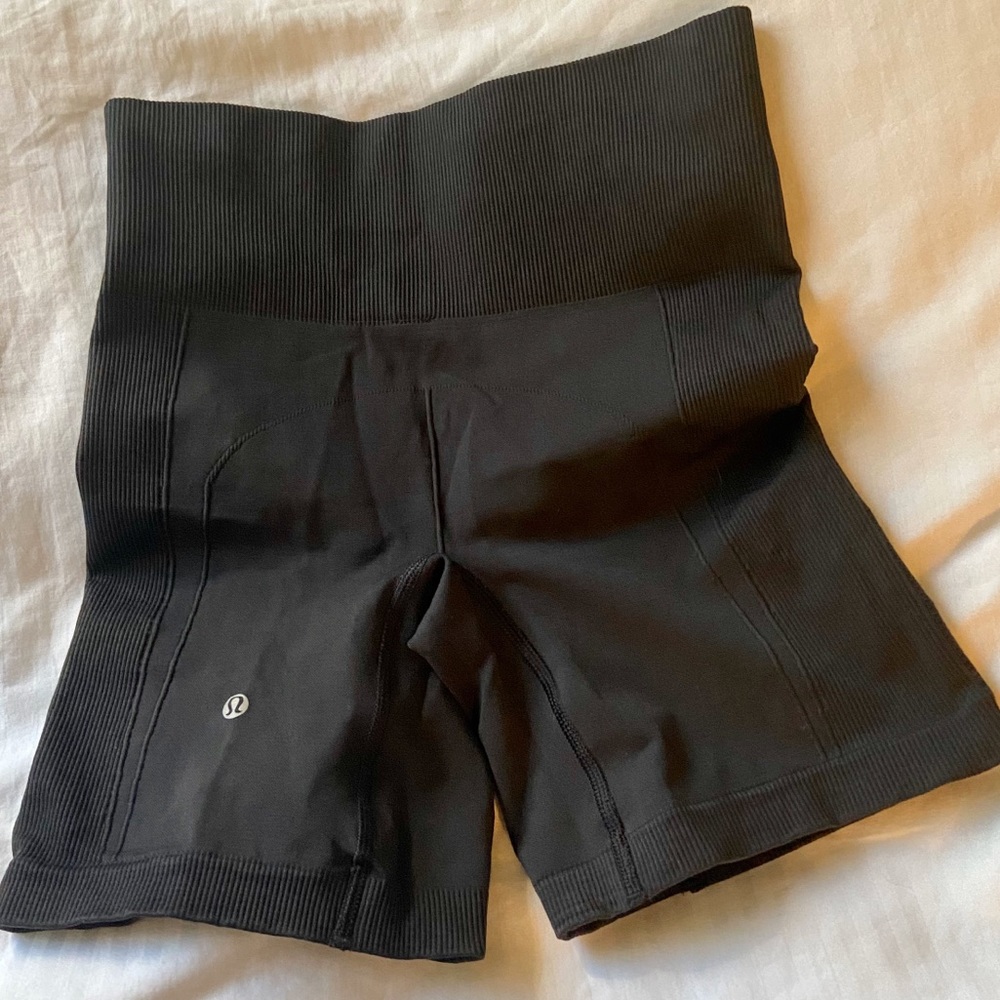 Lululemon shorts size 4 never worn nwot!